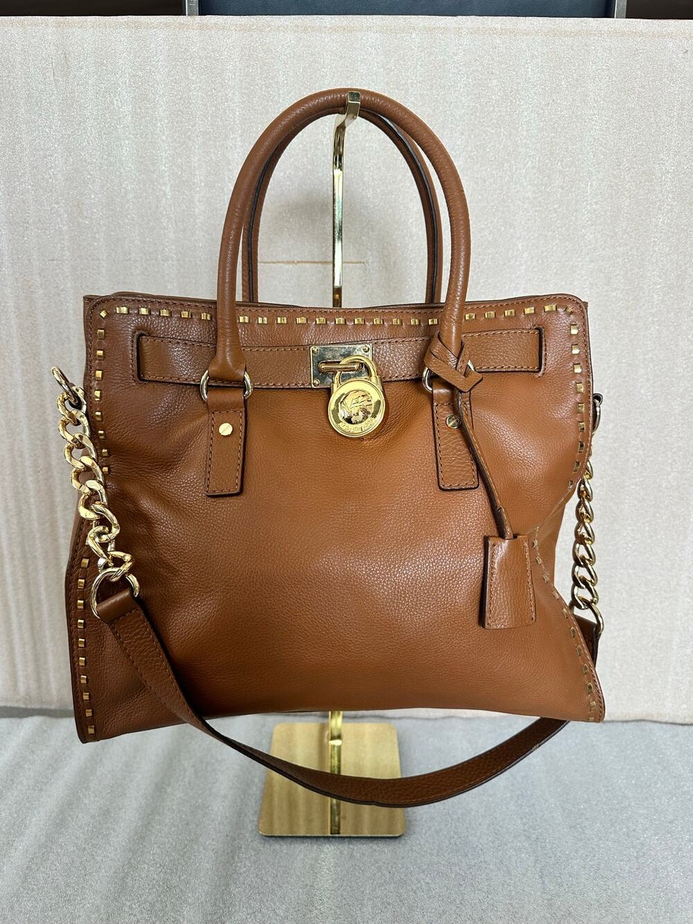 EUC Michael Kors Hamilton Large Studded Leather Tote Brown Gold Lock & Key Chain